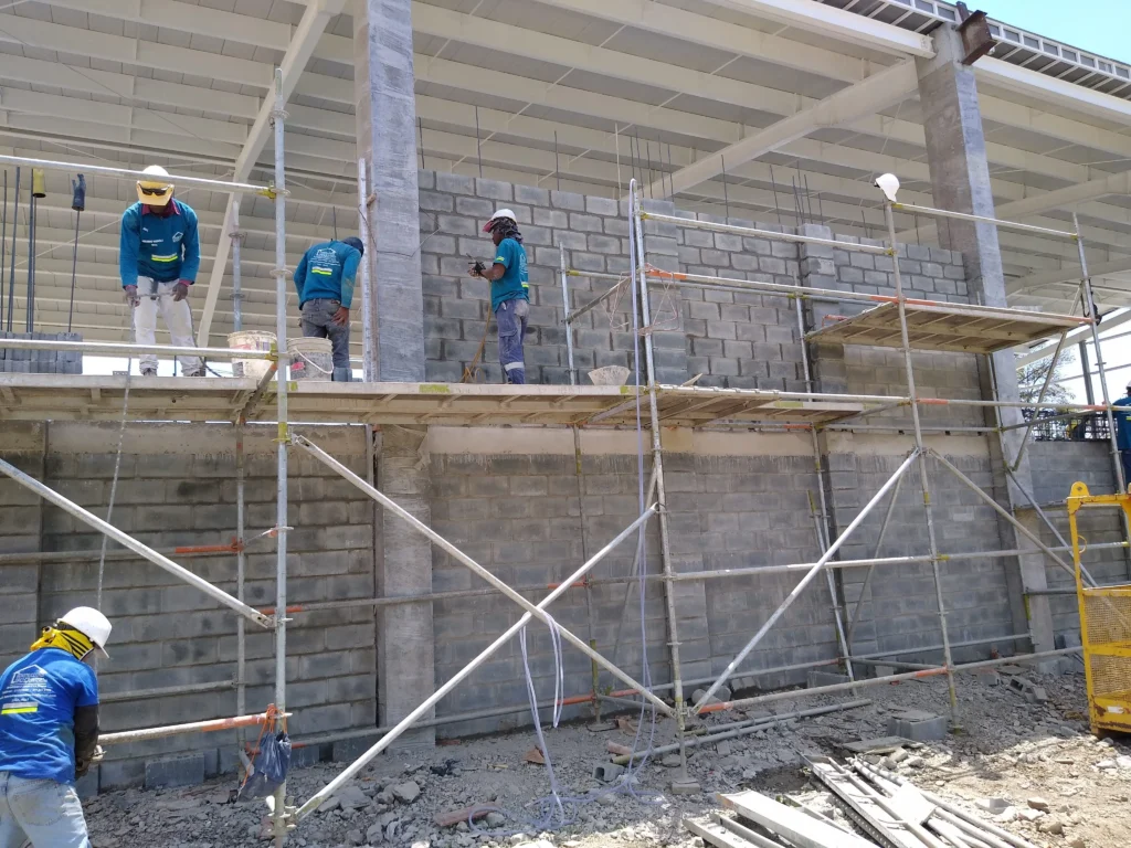 Equipo de LT Construcción trabajando en un proyecto industrial.