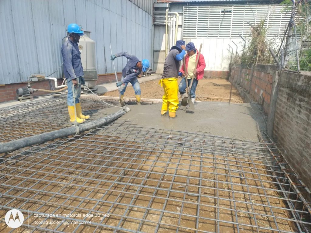 Trabajadores de LT Construcción haciendo un piso de concreto en Valle del cauca.