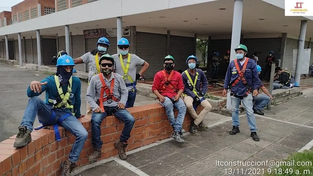 Equipo de LT Construcción en una obra en Cali Valle del Cauca.